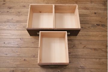 パタパタ扉の収納棚を新規製作!本体はヒノキ無垢材にくすんだ水色のペイント。前板は古材に茶色で着色し仕上げ。(キャビネット、下駄箱、ロッカー)