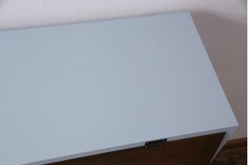 パタパタ扉の収納棚を新規製作!本体はヒノキ無垢材にくすんだ水色のペイント。前板は古材に茶色で着色し仕上げ。(キャビネット、下駄箱、ロッカー)