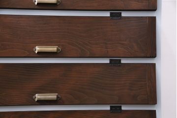 パタパタ扉の収納棚を新規製作!本体はヒノキ無垢材にくすんだ水色のペイント。前板は古材に茶色で着色し仕上げ。(キャビネット、下駄箱、ロッカー)