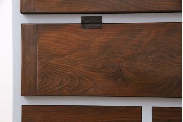 パタパタ扉の収納棚を新規製作!本体はヒノキ無垢材にくすんだ水色のペイント。前板は古材に茶色で着色し仕上げ。(キャビネット、下駄箱、ロッカー)