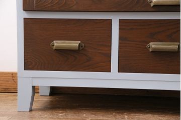 パタパタ扉の収納棚を新規製作!本体はヒノキ無垢材にくすんだ水色のペイント。前板は古材に茶色で着色し仕上げ。(キャビネット、下駄箱、ロッカー)
