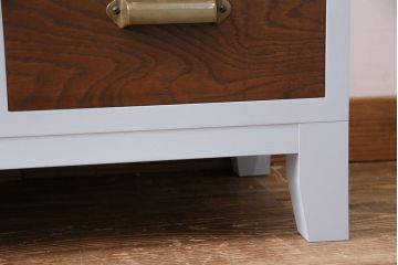 パタパタ扉の収納棚を新規製作!本体はヒノキ無垢材にくすんだ水色のペイント。前板は古材に茶色で着色し仕上げ。(キャビネット、下駄箱、ロッカー)