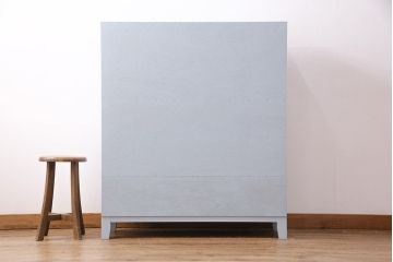 パタパタ扉の収納棚を新規製作!本体はヒノキ無垢材にくすんだ水色のペイント。前板は古材に茶色で着色し仕上げ。(キャビネット、下駄箱、ロッカー)