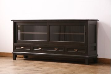 サイドボードを新規製作!本体はカバ材を使用。建具はクリアガラス戸。収納部はセパレートさせ、可動式の棚板を設置。黒に近い茶色で着色し、ウレタン塗膜、ワックス仕上げ。(リビングボード、収納棚)
