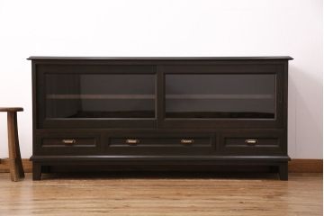 サイドボードを新規製作!本体はカバ材を使用。建具はクリアガラス戸。収納部はセパレートさせ、可動式の棚板を設置。黒に近い茶色で着色し、ウレタン塗膜、ワックス仕上げ。(リビングボード、収納棚)