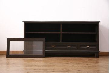 サイドボードを新規製作!本体はカバ材を使用。建具はクリアガラス戸。収納部はセパレートさせ、可動式の棚板を設置。黒に近い茶色で着色し、ウレタン塗膜、ワックス仕上げ。(リビングボード、収納棚)