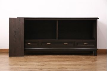 サイドボードを新規製作!本体はカバ材を使用。建具はクリアガラス戸。収納部はセパレートさせ、可動式の棚板を設置。黒に近い茶色で着色し、ウレタン塗膜、ワックス仕上げ。(リビングボード、収納棚)