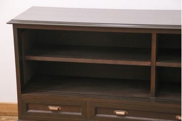 サイドボードを新規製作!本体はカバ材を使用。建具はクリアガラス戸。収納部はセパレートさせ、可動式の棚板を設置。黒に近い茶色で着色し、ウレタン塗膜、ワックス仕上げ。(リビングボード、収納棚)