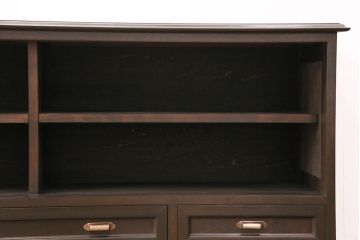 サイドボードを新規製作!本体はカバ材を使用。建具はクリアガラス戸。収納部はセパレートさせ、可動式の棚板を設置。黒に近い茶色で着色し、ウレタン塗膜、ワックス仕上げ。(リビングボード、収納棚)