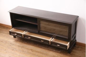 サイドボードを新規製作!本体はカバ材を使用。建具はクリアガラス戸。収納部はセパレートさせ、可動式の棚板を設置。黒に近い茶色で着色し、ウレタン塗膜、ワックス仕上げ。(リビングボード、収納棚)