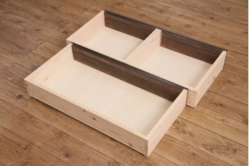 サイドボードを新規製作!本体はカバ材を使用。建具はクリアガラス戸。収納部はセパレートさせ、可動式の棚板を設置。黒に近い茶色で着色し、ウレタン塗膜、ワックス仕上げ。(リビングボード、収納棚)