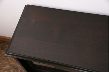 サイドボードを新規製作!本体はカバ材を使用。建具はクリアガラス戸。収納部はセパレートさせ、可動式の棚板を設置。黒に近い茶色で着色し、ウレタン塗膜、ワックス仕上げ。(リビングボード、収納棚)
