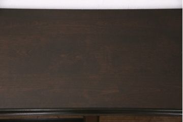 サイドボードを新規製作!本体はカバ材を使用。建具はクリアガラス戸。収納部はセパレートさせ、可動式の棚板を設置。黒に近い茶色で着色し、ウレタン塗膜、ワックス仕上げ。(リビングボード、収納棚)