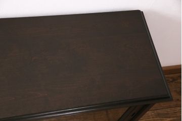 サイドボードを新規製作!本体はカバ材を使用。建具はクリアガラス戸。収納部はセパレートさせ、可動式の棚板を設置。黒に近い茶色で着色し、ウレタン塗膜、ワックス仕上げ。(リビングボード、収納棚)