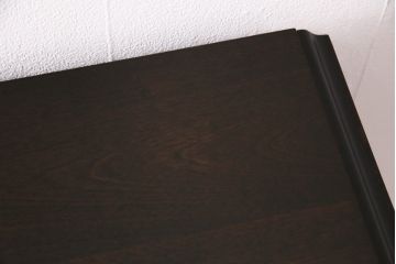 サイドボードを新規製作!本体はカバ材を使用。建具はクリアガラス戸。収納部はセパレートさせ、可動式の棚板を設置。黒に近い茶色で着色し、ウレタン塗膜、ワックス仕上げ。(リビングボード、収納棚)