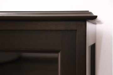 サイドボードを新規製作!本体はカバ材を使用。建具はクリアガラス戸。収納部はセパレートさせ、可動式の棚板を設置。黒に近い茶色で着色し、ウレタン塗膜、ワックス仕上げ。(リビングボード、収納棚)
