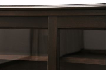 サイドボードを新規製作!本体はカバ材を使用。建具はクリアガラス戸。収納部はセパレートさせ、可動式の棚板を設置。黒に近い茶色で着色し、ウレタン塗膜、ワックス仕上げ。(リビングボード、収納棚)