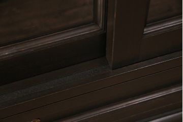 サイドボードを新規製作!本体はカバ材を使用。建具はクリアガラス戸。収納部はセパレートさせ、可動式の棚板を設置。黒に近い茶色で着色し、ウレタン塗膜、ワックス仕上げ。(リビングボード、収納棚)