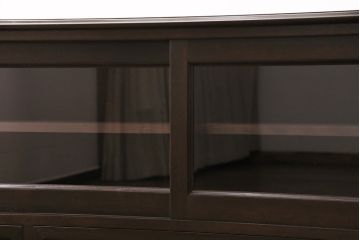 サイドボードを新規製作!本体はカバ材を使用。建具はクリアガラス戸。収納部はセパレートさせ、可動式の棚板を設置。黒に近い茶色で着色し、ウレタン塗膜、ワックス仕上げ。(リビングボード、収納棚)