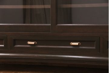 サイドボードを新規製作!本体はカバ材を使用。建具はクリアガラス戸。収納部はセパレートさせ、可動式の棚板を設置。黒に近い茶色で着色し、ウレタン塗膜、ワックス仕上げ。(リビングボード、収納棚)
