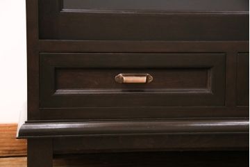 サイドボードを新規製作!本体はカバ材を使用。建具はクリアガラス戸。収納部はセパレートさせ、可動式の棚板を設置。黒に近い茶色で着色し、ウレタン塗膜、ワックス仕上げ。(リビングボード、収納棚)