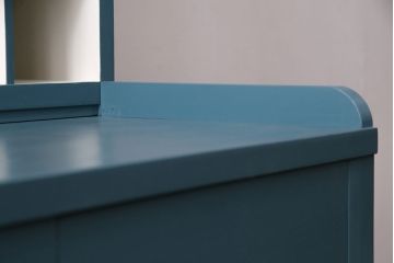 ハンカチ什器を新規製作!脚先装飾・取っ手は真鍮製を使用。本体をターコイズブルー、棚内をアンティークホワイトでペイント仕上げ。(収納棚、キャビネット、オープンラック)