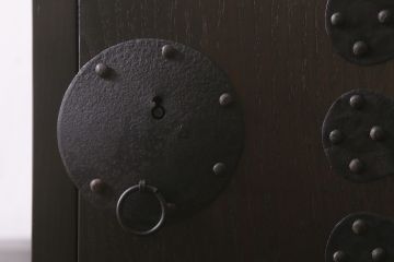 階段箪笥を新規製作!明治期の引き手と錠前金具を使用。本体は新材で製作。引き戸に月とうさぎの透かし。濃い茶色で着色し仕上げ。(和タンス、収納箪笥)