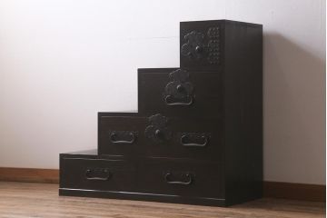 階段箪笥を新規製作!明治期の引き手と錠前金具を使用。本体は新材で製作。濃い茶色で着色し仕上げ。(和タンス、収納箪笥)