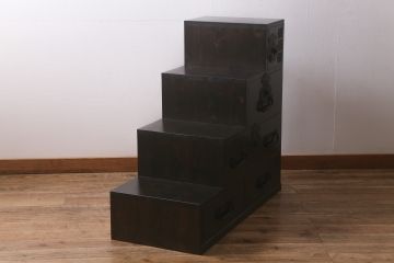 階段箪笥を新規製作!明治期の引き手と錠前金具を使用。本体は新材で製作。濃い茶色で着色し仕上げ。(和タンス、収納箪笥)