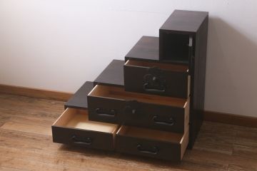 階段箪笥を新規製作!明治期の引き手と錠前金具を使用。本体は新材で製作。濃い茶色で着色し仕上げ。(和タンス、収納箪笥)