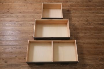 階段箪笥を新規製作!明治期の引き手と錠前金具を使用。本体は新材で製作。濃い茶色で着色し仕上げ。(和タンス、収納箪笥)