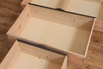 階段箪笥を新規製作!明治期の引き手と錠前金具を使用。本体は新材で製作。濃い茶色で着色し仕上げ。(和タンス、収納箪笥)