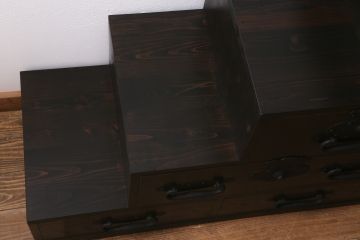 階段箪笥を新規製作!明治期の引き手と錠前金具を使用。本体は新材で製作。濃い茶色で着色し仕上げ。(和タンス、収納箪笥)