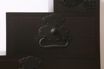 階段箪笥を新規製作!明治期の引き手と錠前金具を使用。本体は新材で製作。濃い茶色で着色し仕上げ。(和タンス、収納箪笥)