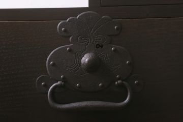 階段箪笥を新規製作!明治期の引き手と錠前金具を使用。本体は新材で製作。濃い茶色で着色し仕上げ。(和タンス、収納箪笥)