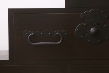 階段箪笥を新規製作!明治期の引き手と錠前金具を使用。本体は新材で製作。濃い茶色で着色し仕上げ。(和タンス、収納箪笥)