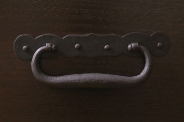 階段箪笥を新規製作!明治期の引き手と錠前金具を使用。本体は新材で製作。濃い茶色で着色し仕上げ。(和タンス、収納箪笥)