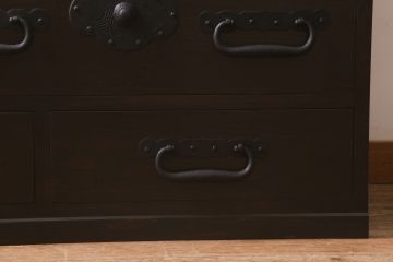 階段箪笥を新規製作!明治期の引き手と錠前金具を使用。本体は新材で製作。濃い茶色で着色し仕上げ。(和タンス、収納箪笥)
