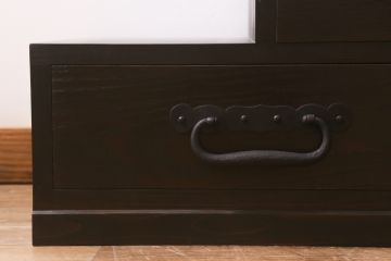 階段箪笥を新規製作!明治期の引き手と錠前金具を使用。本体は新材で製作。濃い茶色で着色し仕上げ。(和タンス、収納箪笥)
