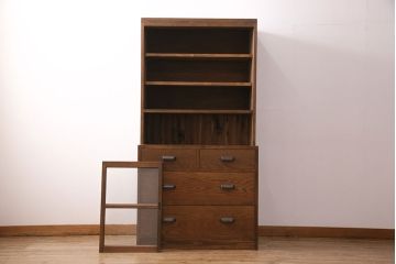食器棚を新規製作!建具は気泡ガラスを使用。引き出しはかぶせタイプの取っ手、ソフトクローズを取り付け。黄味がかった茶色に着色し仕上げ。(収納棚、戸棚、キャビネット)