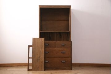 食器棚を新規製作!建具は気泡ガラスを使用。引き出しはかぶせタイプの取っ手、ソフトクローズを取り付け。黄味がかった茶色に着色し仕上げ。(収納棚、戸棚、キャビネット)