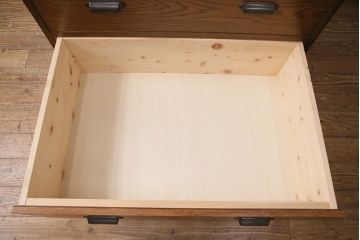 食器棚を新規製作!建具は気泡ガラスを使用。引き出しはかぶせタイプの取っ手、ソフトクローズを取り付け。黄味がかった茶色に着色し仕上げ。(収納棚、戸棚、キャビネット)