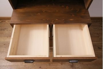 食器棚を新規製作!建具は気泡ガラスを使用。引き出しはかぶせタイプの取っ手、ソフトクローズを取り付け。黄味がかった茶色に着色し仕上げ。(収納棚、戸棚、キャビネット)