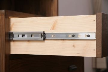 食器棚を新規製作!建具は気泡ガラスを使用。引き出しはかぶせタイプの取っ手、ソフトクローズを取り付け。黄味がかった茶色に着色し仕上げ。(収納棚、戸棚、キャビネット)