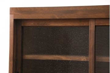 食器棚を新規製作!建具は気泡ガラスを使用。引き出しはかぶせタイプの取っ手、ソフトクローズを取り付け。黄味がかった茶色に着色し仕上げ。(収納棚、戸棚、キャビネット)