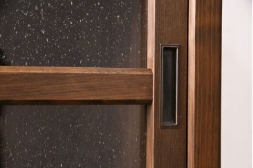 食器棚を新規製作!建具は気泡ガラスを使用。引き出しはかぶせタイプの取っ手、ソフトクローズを取り付け。黄味がかった茶色に着色し仕上げ。(収納棚、戸棚、キャビネット)