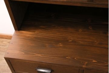 食器棚を新規製作!建具は気泡ガラスを使用。引き出しはかぶせタイプの取っ手、ソフトクローズを取り付け。黄味がかった茶色に着色し仕上げ。(収納棚、戸棚、キャビネット)