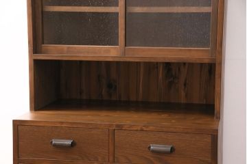 食器棚を新規製作!建具は気泡ガラスを使用。引き出しはかぶせタイプの取っ手、ソフトクローズを取り付け。黄味がかった茶色に着色し仕上げ。(収納棚、戸棚、キャビネット)
