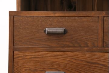 食器棚を新規製作!建具は気泡ガラスを使用。引き出しはかぶせタイプの取っ手、ソフトクローズを取り付け。黄味がかった茶色に着色し仕上げ。(収納棚、戸棚、キャビネット)