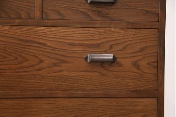 食器棚を新規製作!建具は気泡ガラスを使用。引き出しはかぶせタイプの取っ手、ソフトクローズを取り付け。黄味がかった茶色に着色し仕上げ。(収納棚、戸棚、キャビネット)